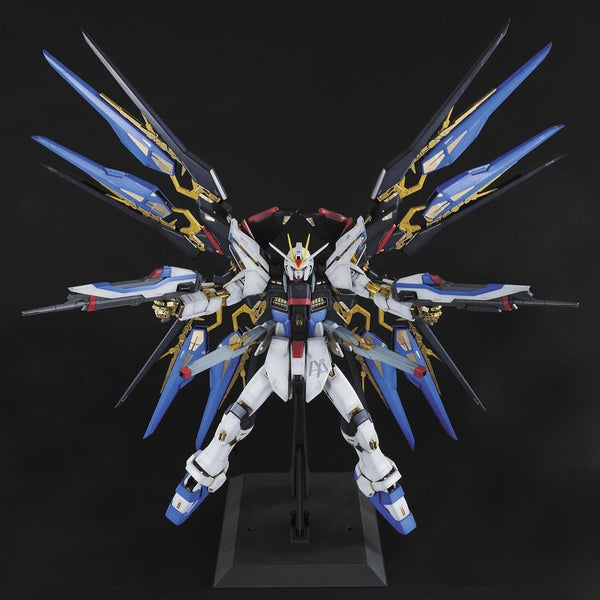 GUNDAM - Perfect Grade - Strike Freedom Gundam - 30 CM