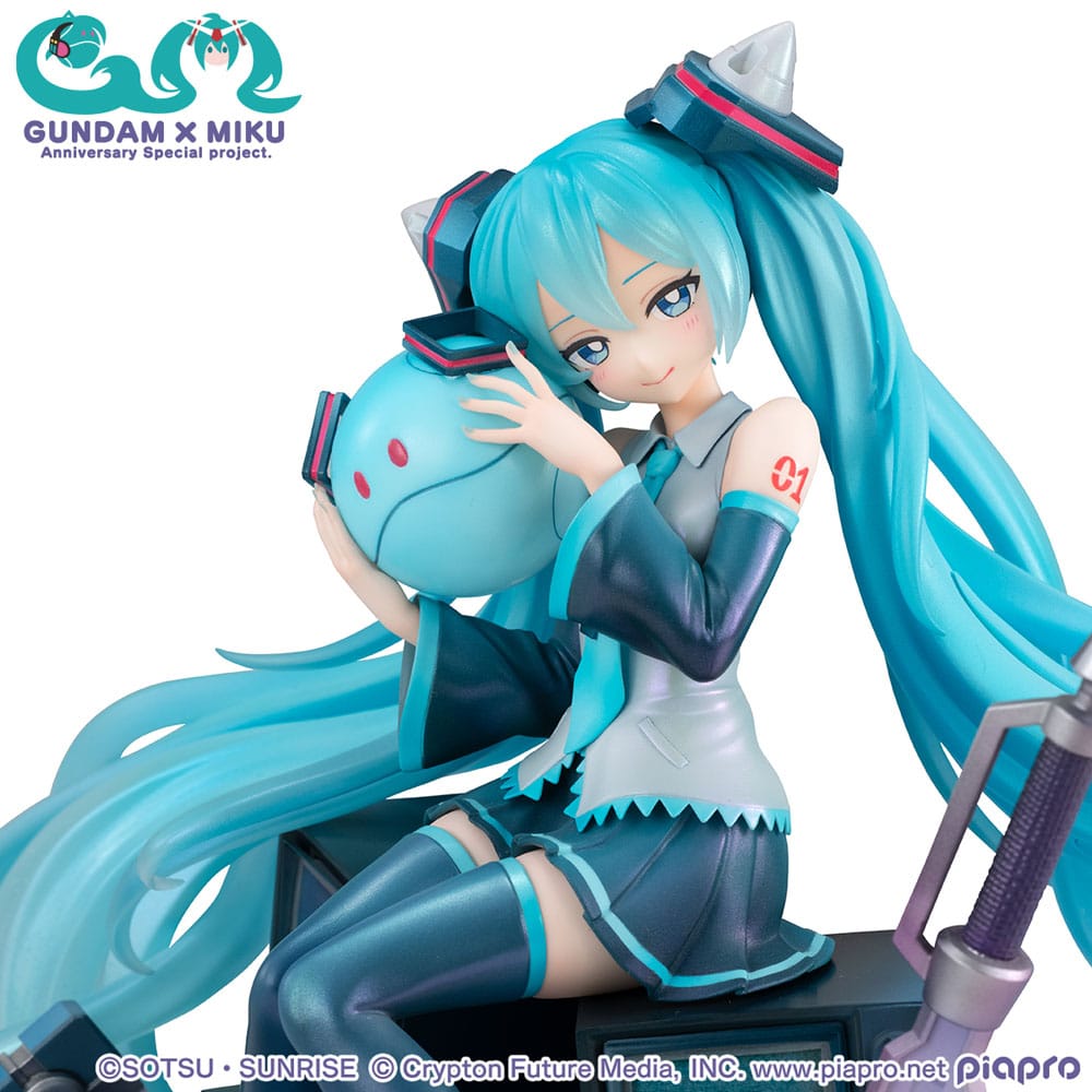 *PRE-ORDER* Mobile Suit Gundam x Hatsune Miku Lucrea PVC Statue Hatsune Miku x OO Gundam 45th Anniversary 17 cm